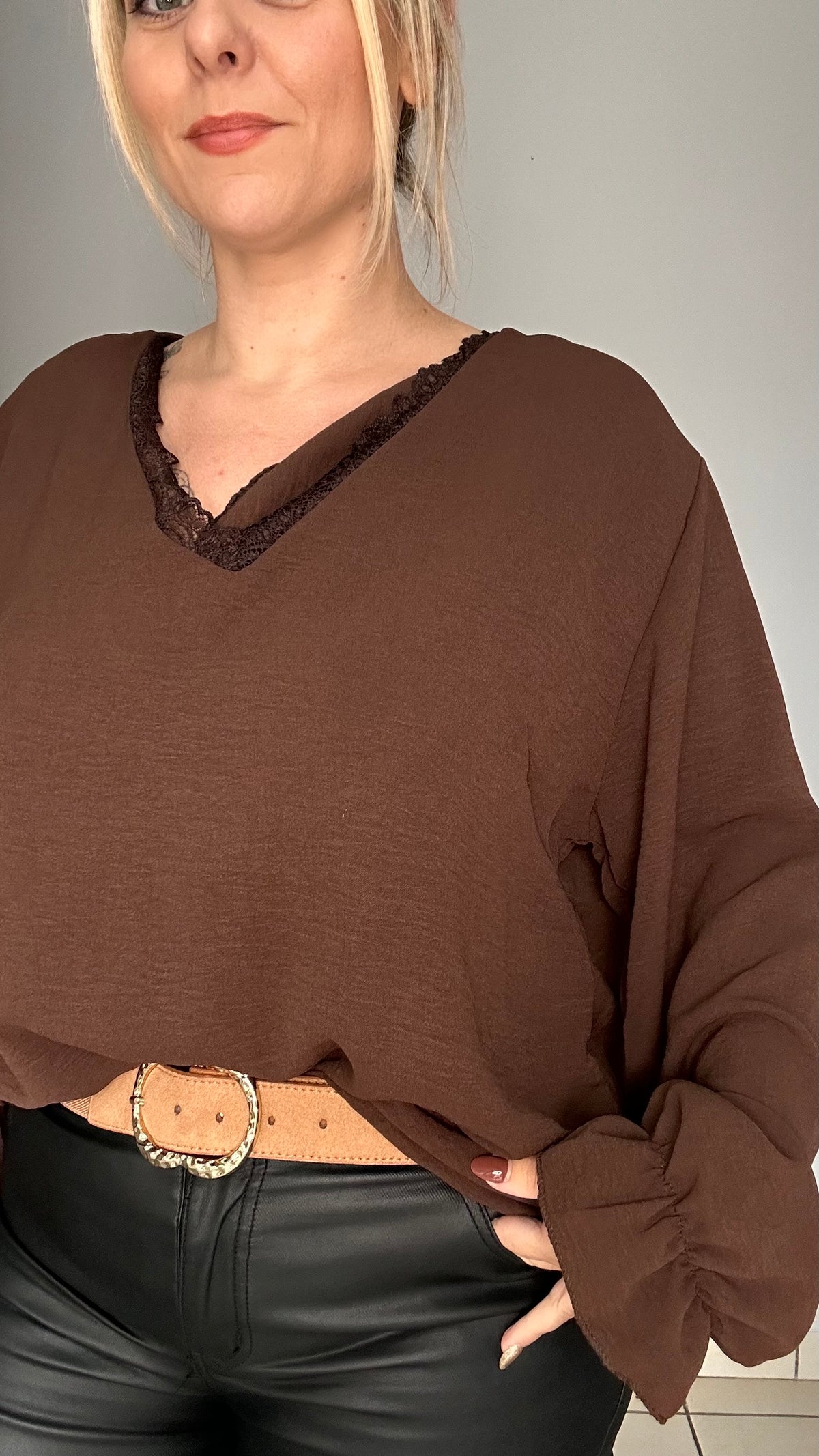 Blouse élégante bordée de dentelle ✨