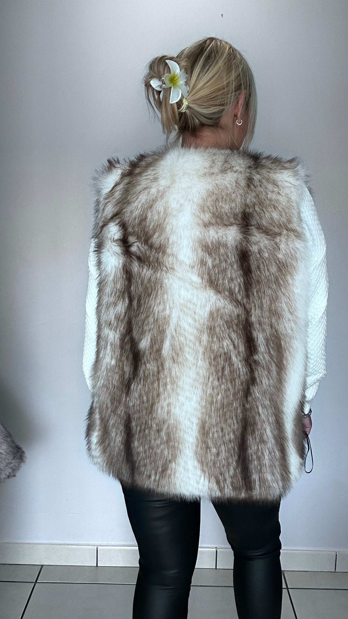 đ Gilet long foncĂ© en fausse fourrure