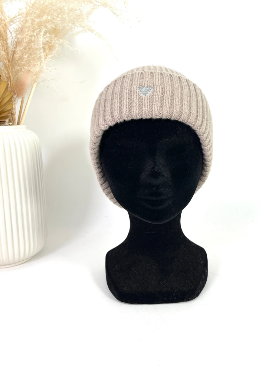 BONNET AVEC SA SIGNATURE EN PETIT CŒUR BRODÉ