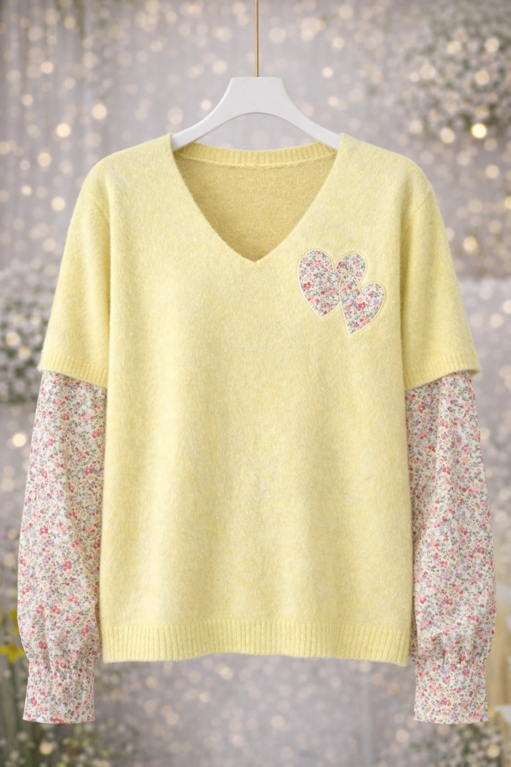 Pull V détail fleuri