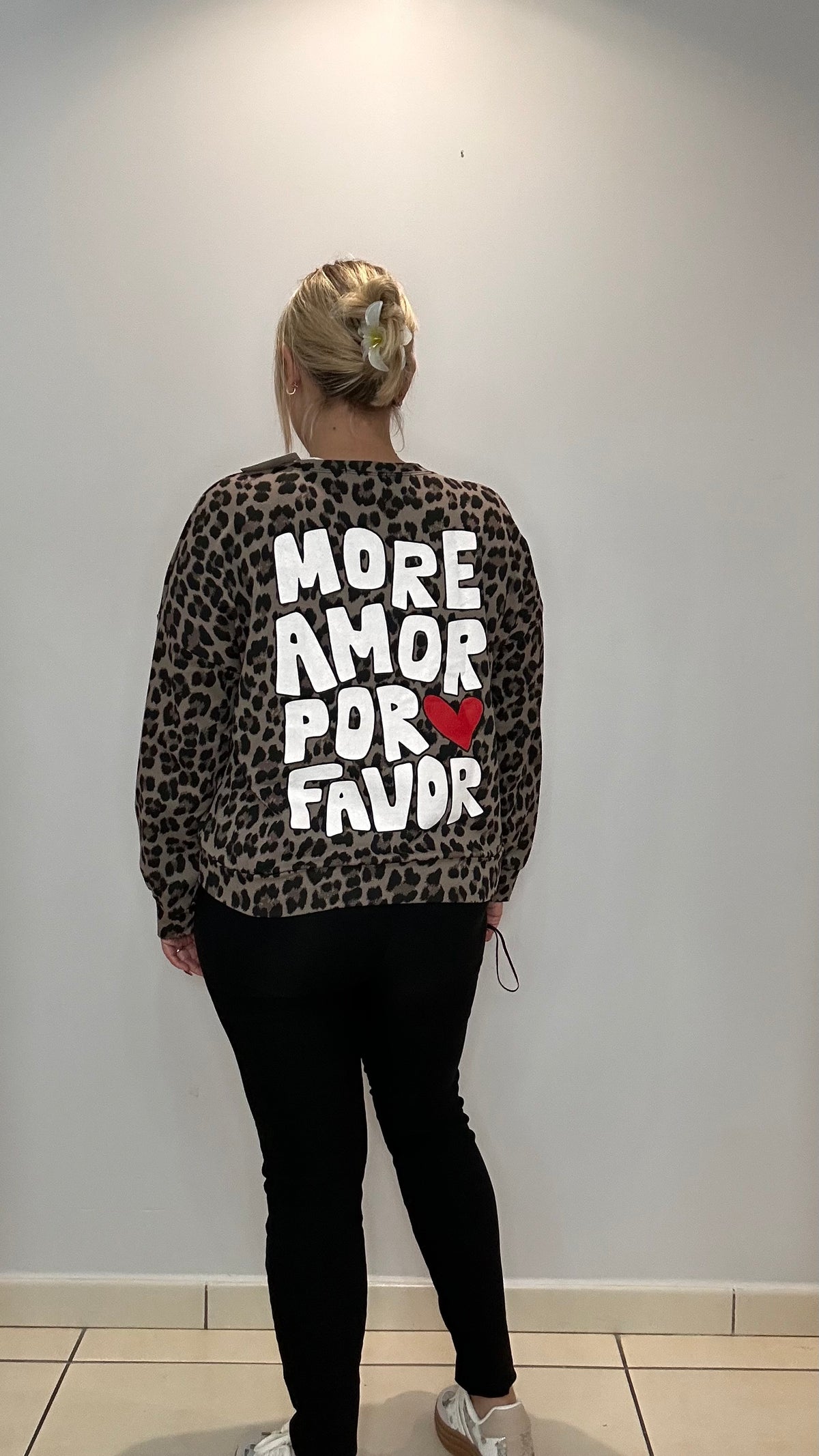Sweat léopard « More Amor Por Favor » 🐆