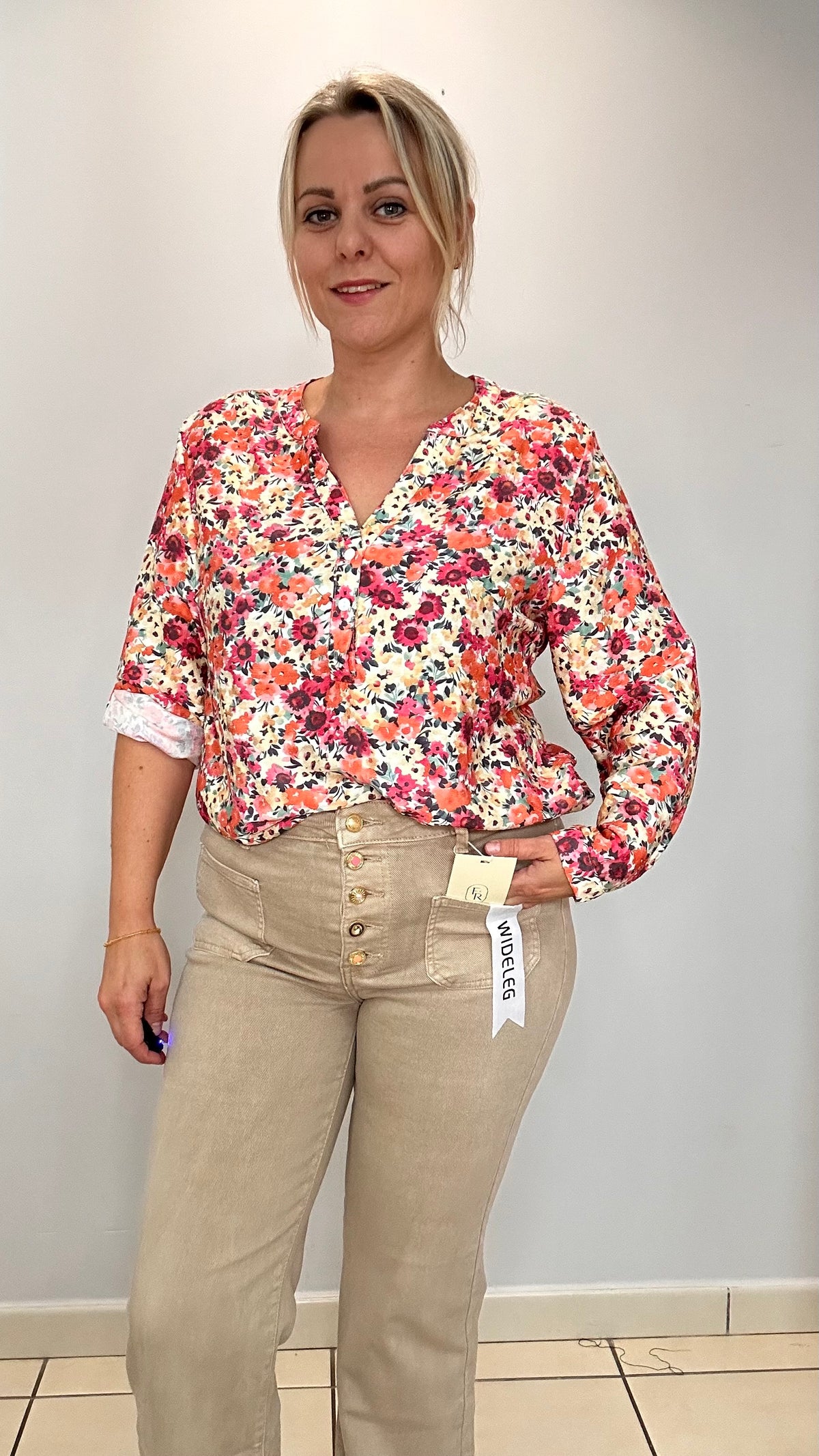 🌸 Blouse fleurie sur fond écru