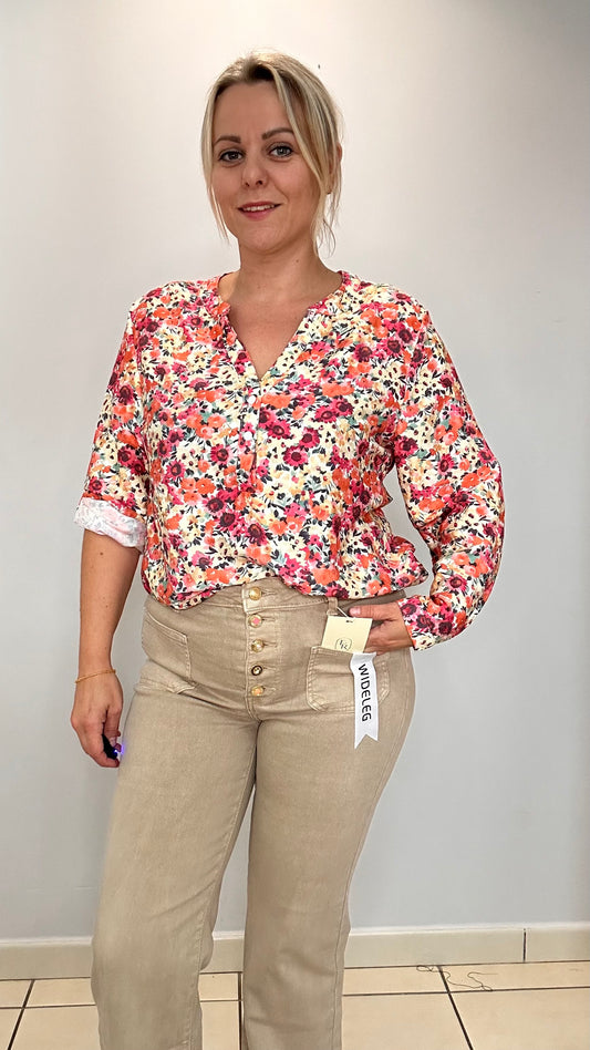 🌸 Blouse fleurie sur fond écru