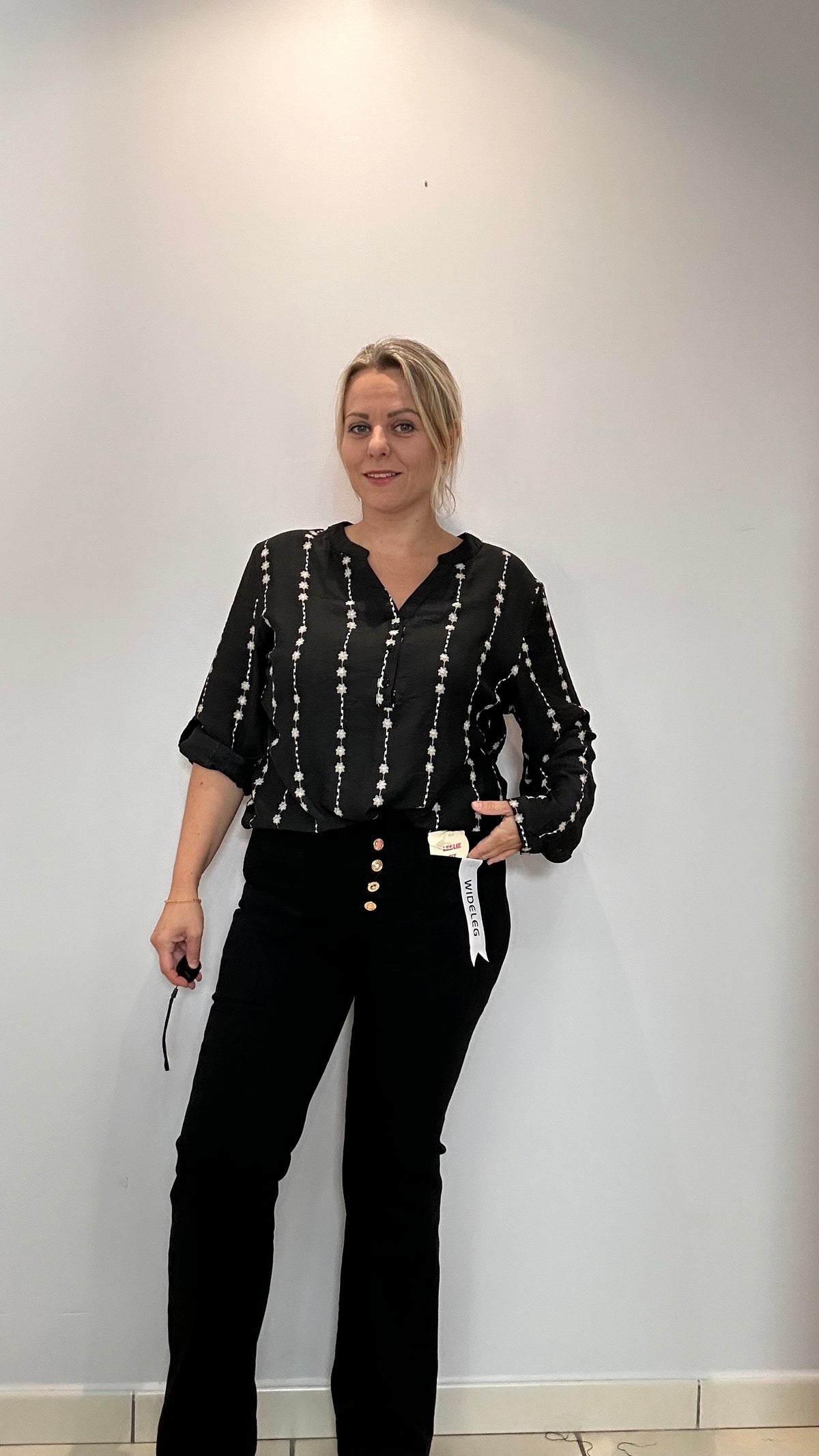 💜 Blouse noire brodée