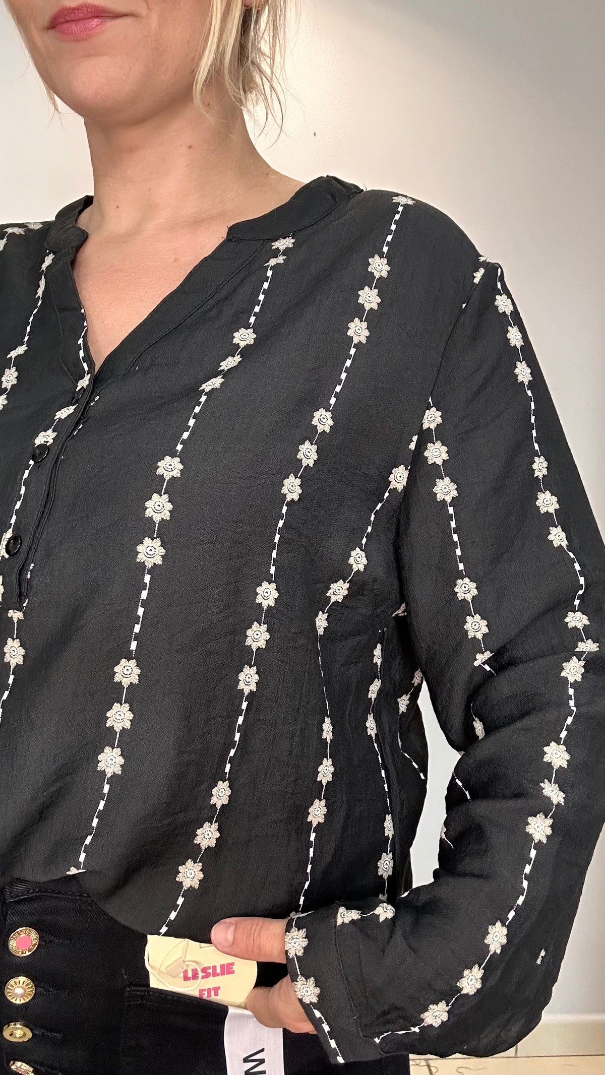 💜 Blouse noire brodée