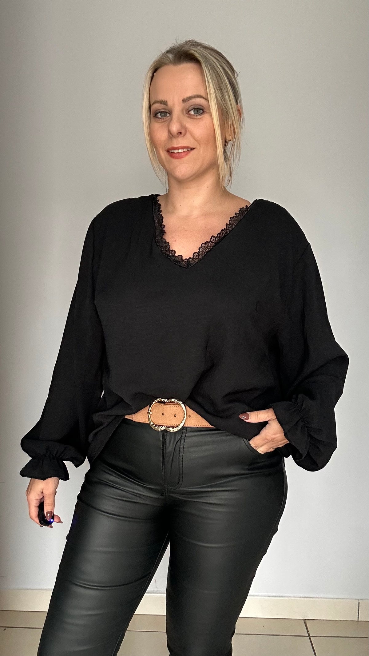 Blouse élégante bordée de dentelle ✨