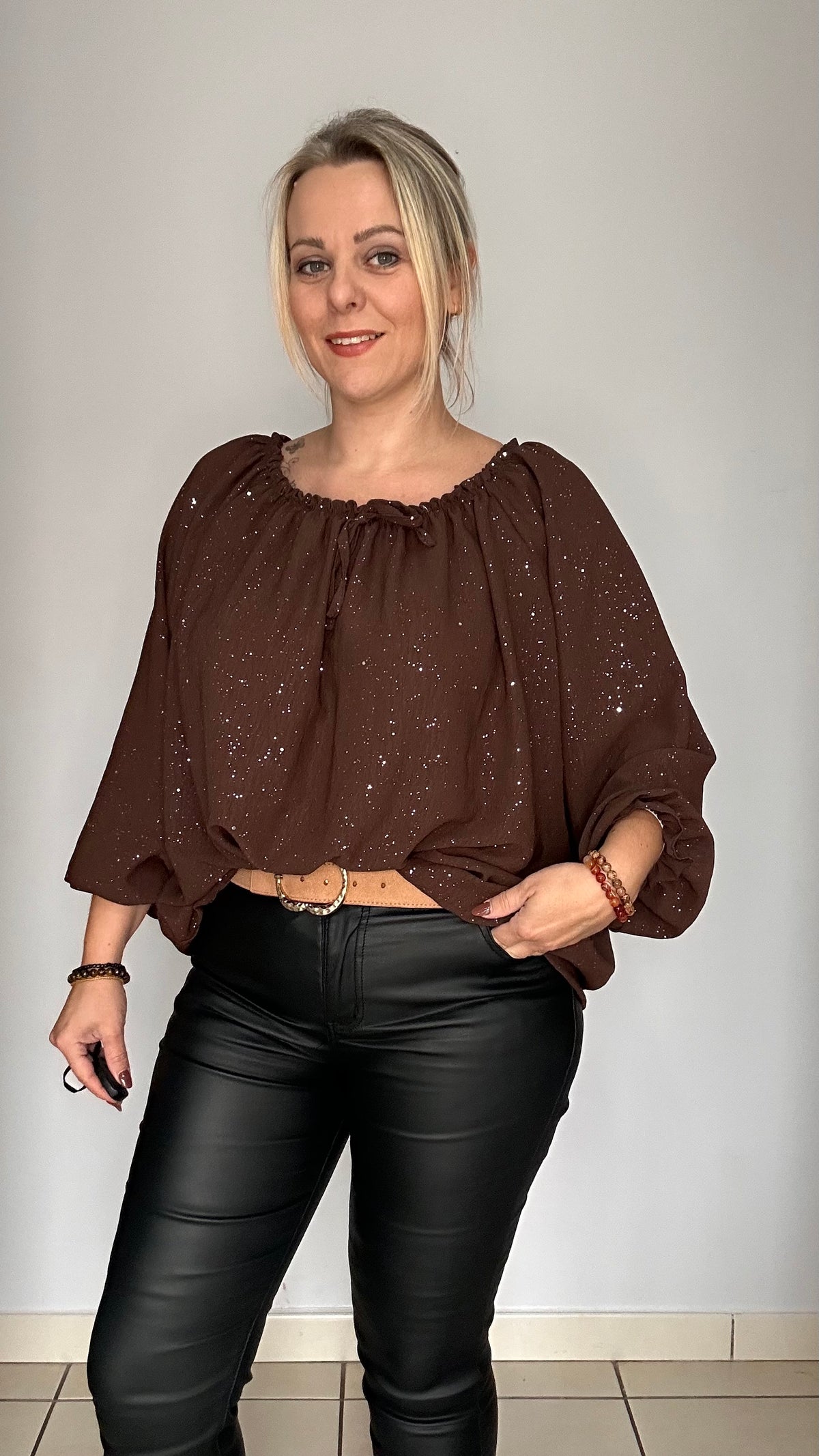 Blouse à paillettes avec nœud décoratif ✨