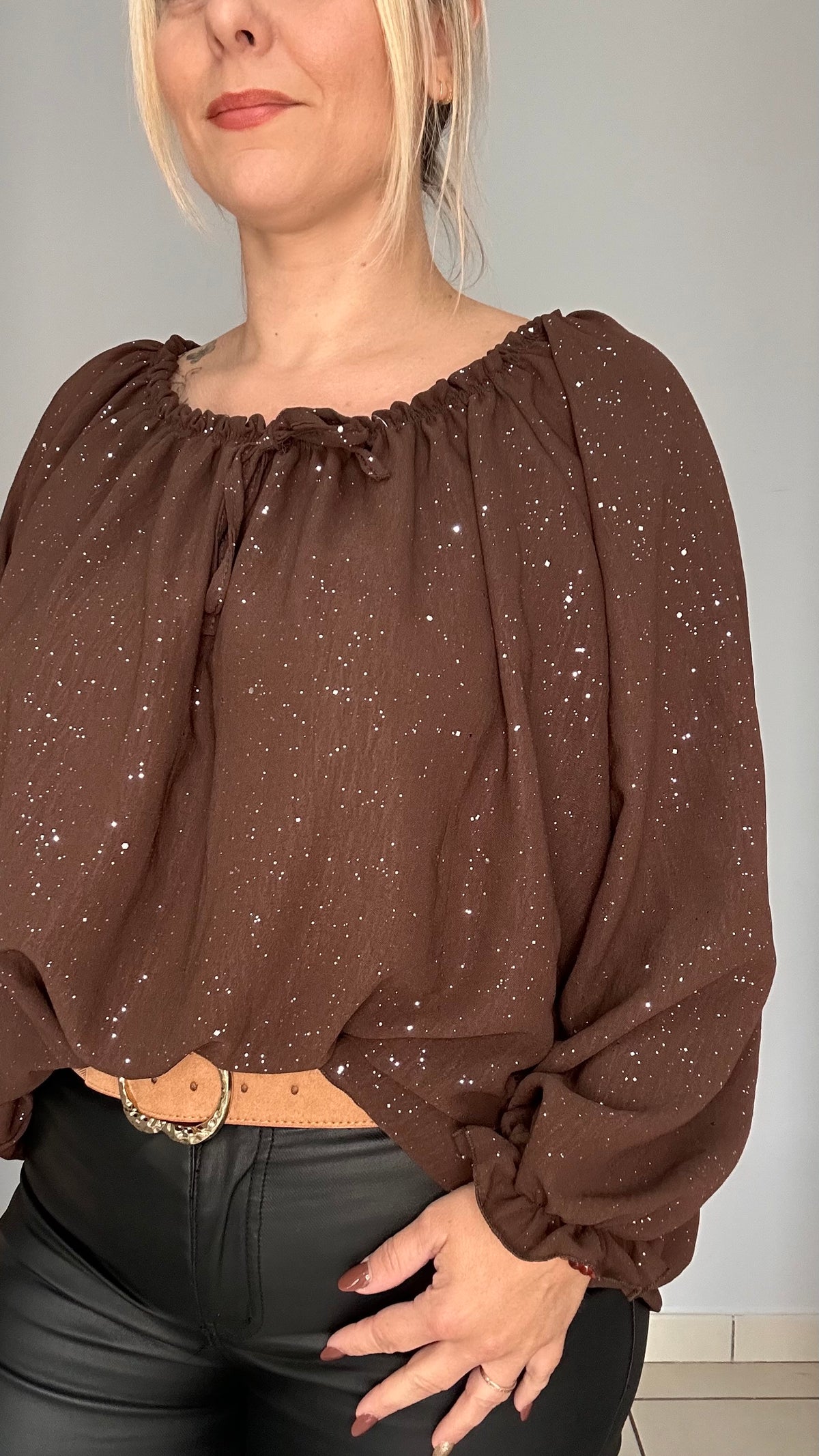 Blouse à paillettes avec nœud décoratif ✨