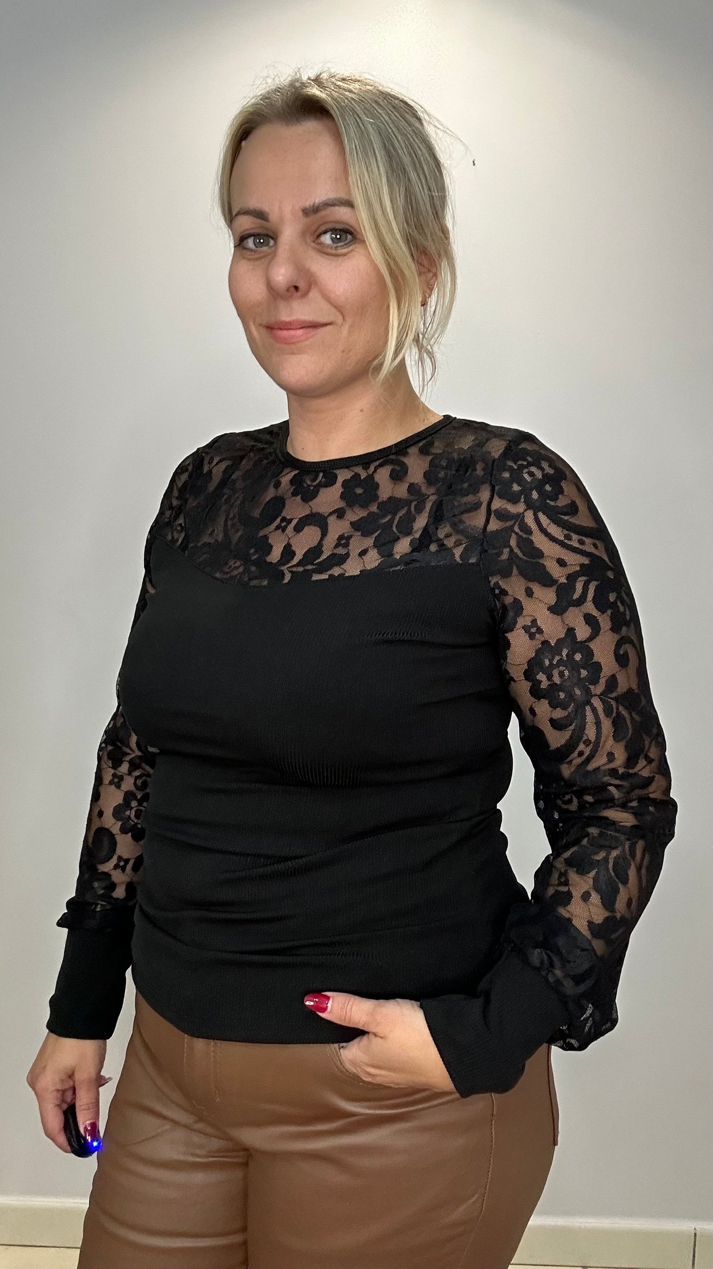 Top raffiné en dentelle