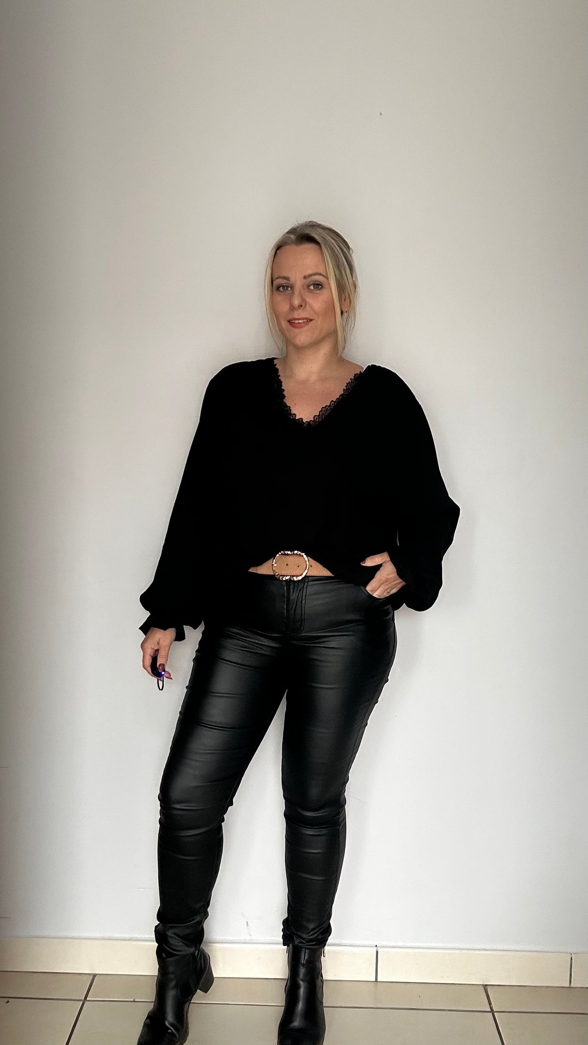 Blouse élégante bordée de dentelle ✨