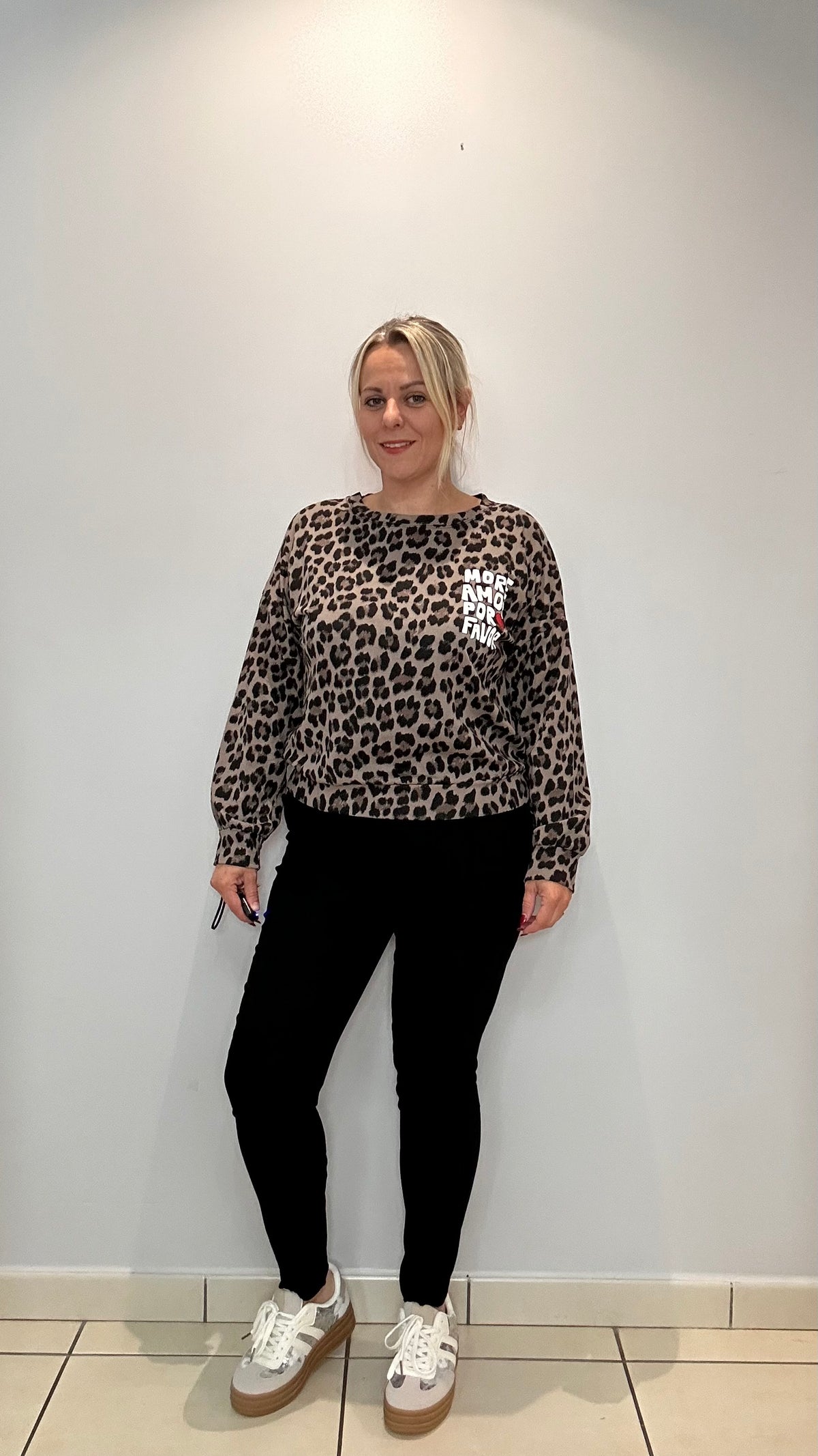 Sweat léopard « More Amor Por Favor » 🐆
