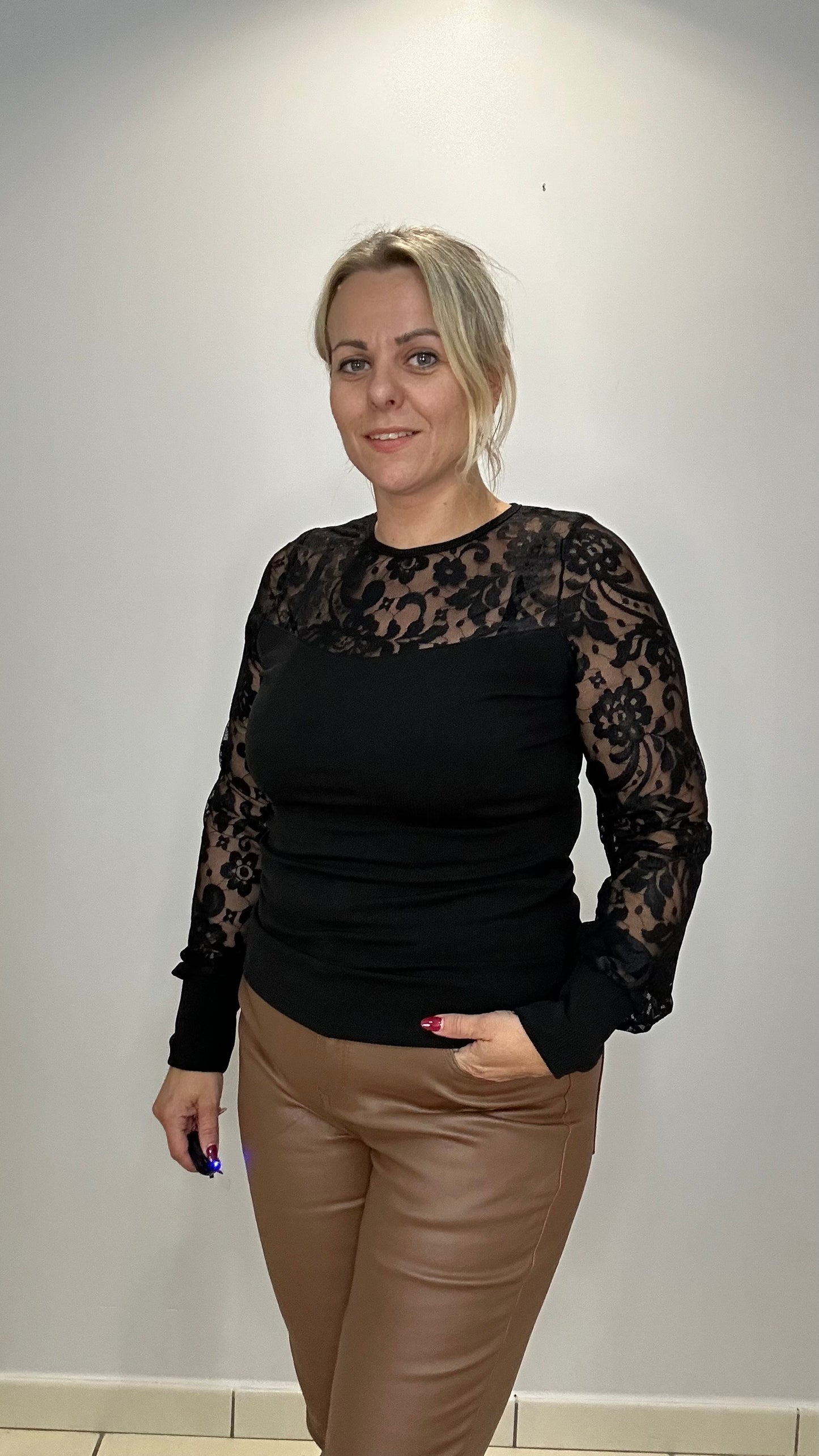 Top raffiné en dentelle