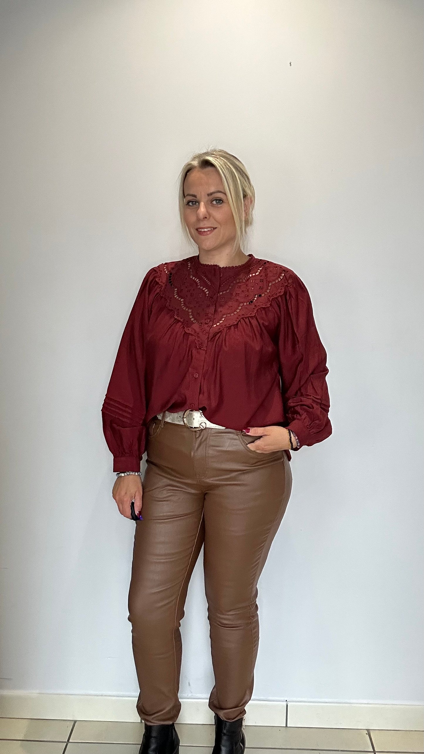 Blouse bordeaux avec détail au col ❤️