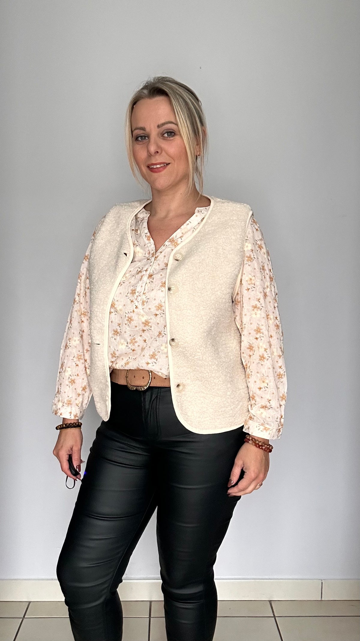 Blouse brodée beige