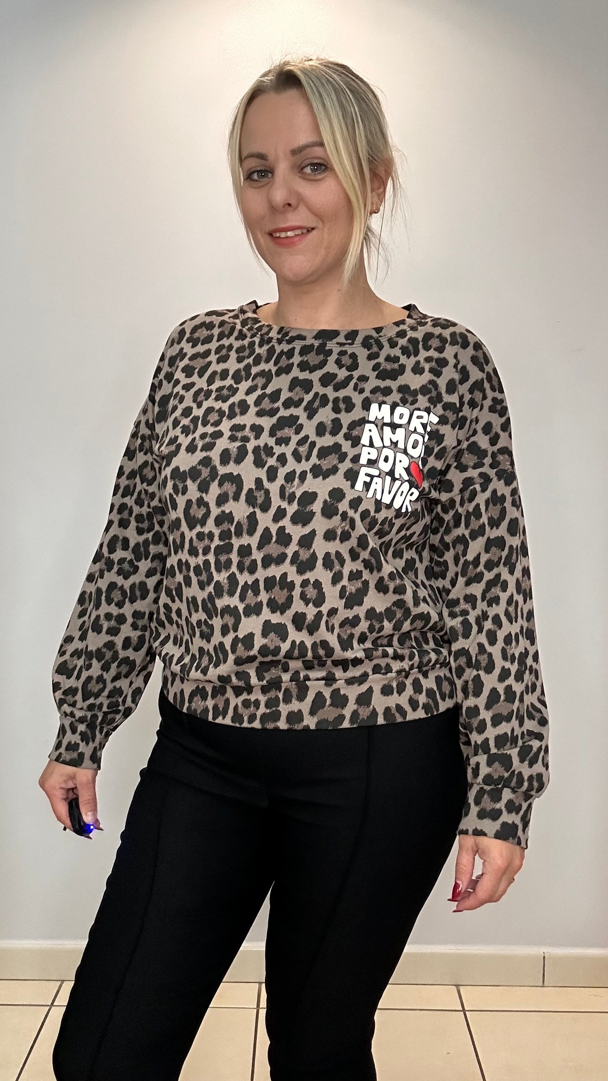 Sweat léopard « More Amor Por Favor » 🐆