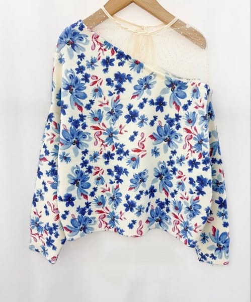 pull bleu épaule dentelle