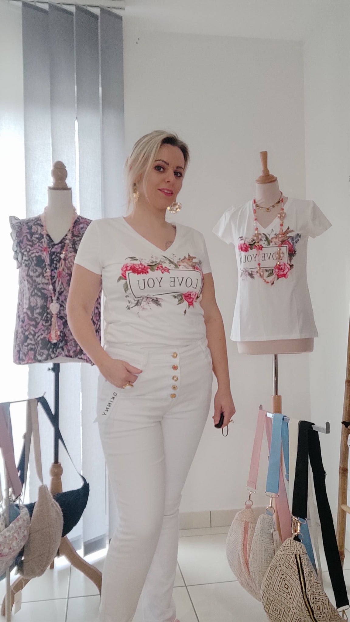 T-shirt col V à imprimé " LOVE YOU"