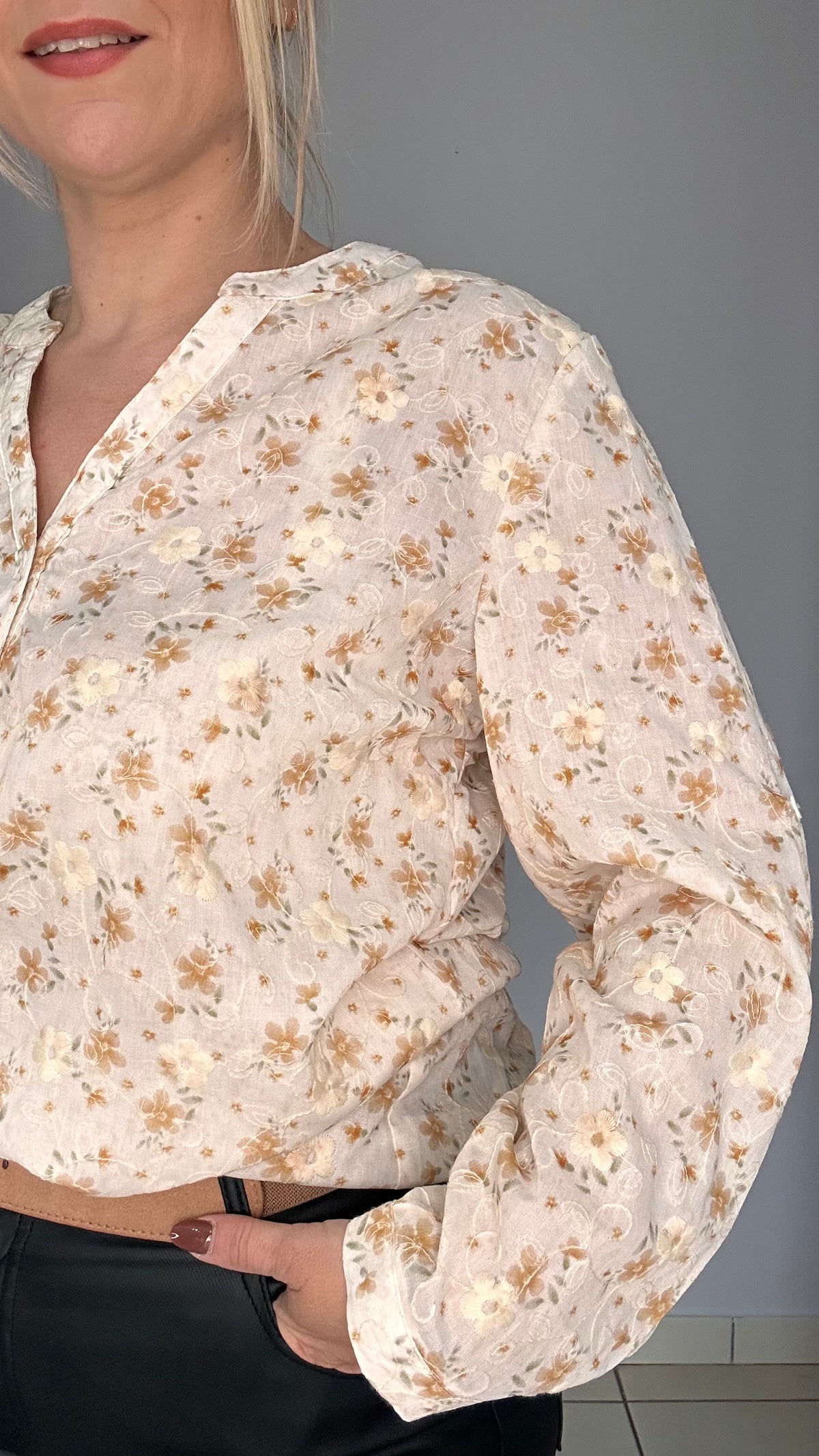 Blouse brodée beige