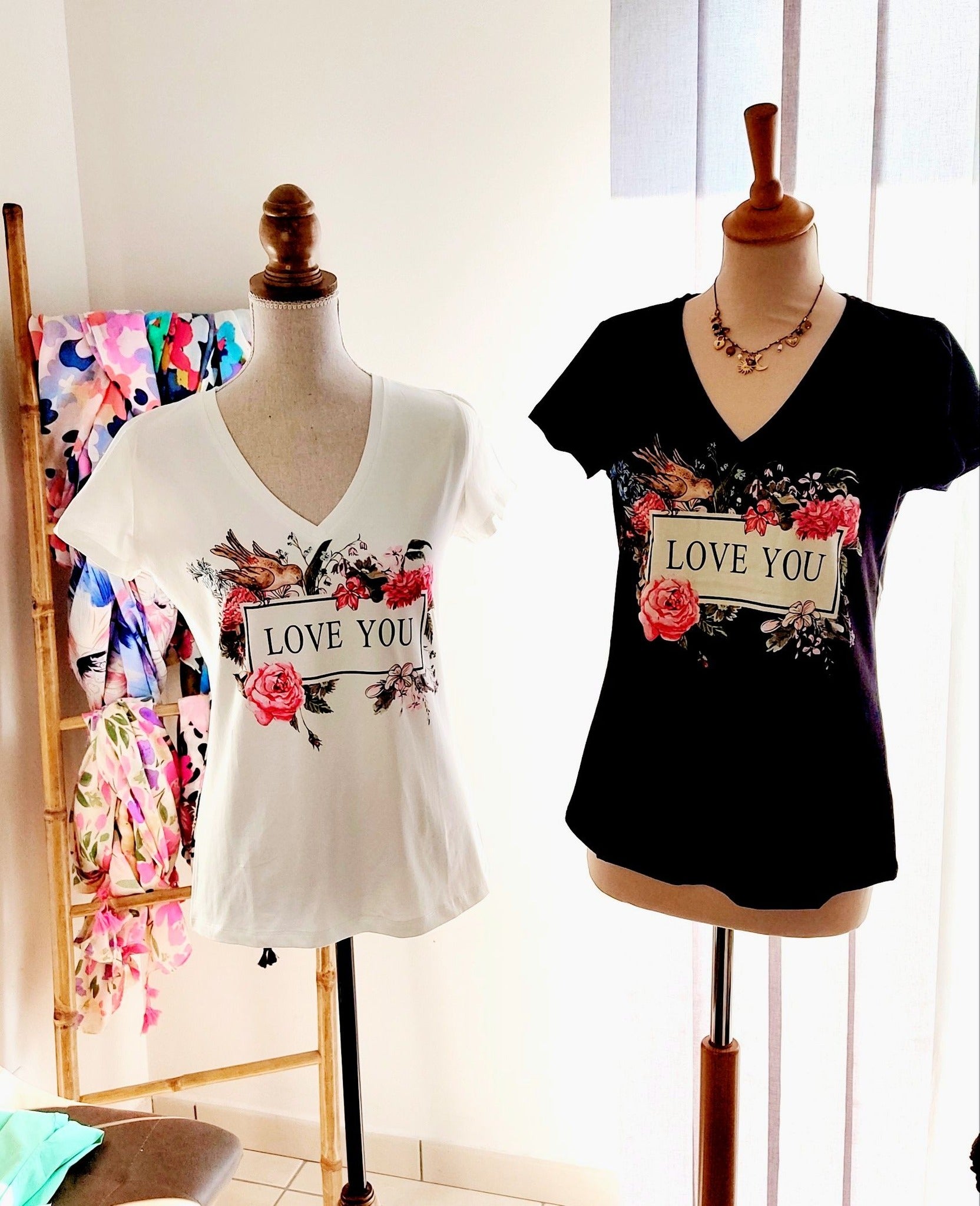 T-shirt col V à imprimé " LOVE YOU"