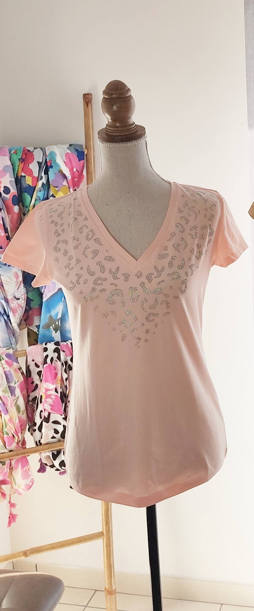 T-shirt col V avec strass rose