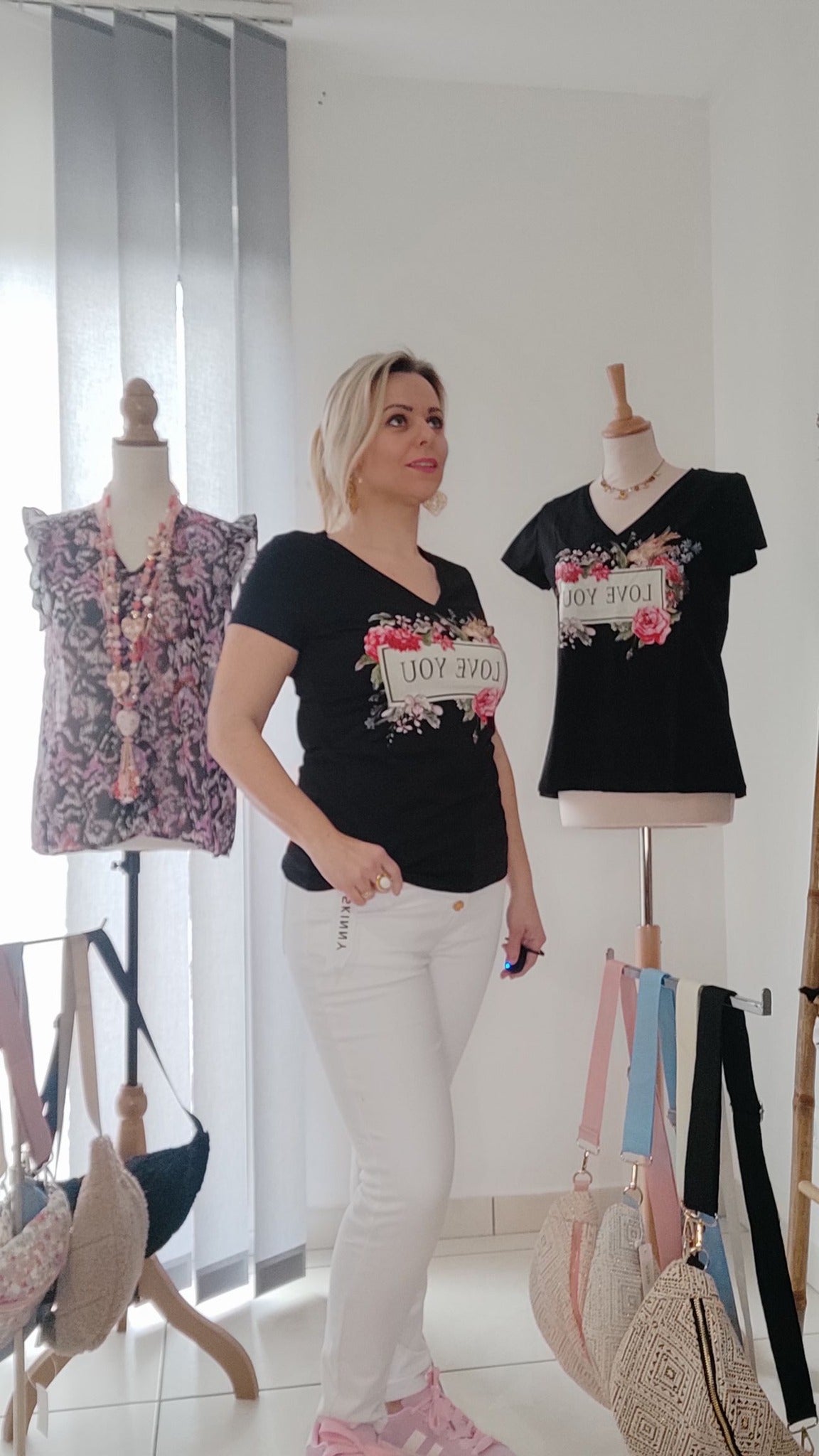 T-shirt col V à imprimé " LOVE YOU"