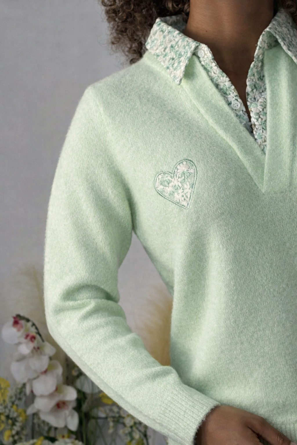 Pull col V avec col chemise fleuri – Vert pastel