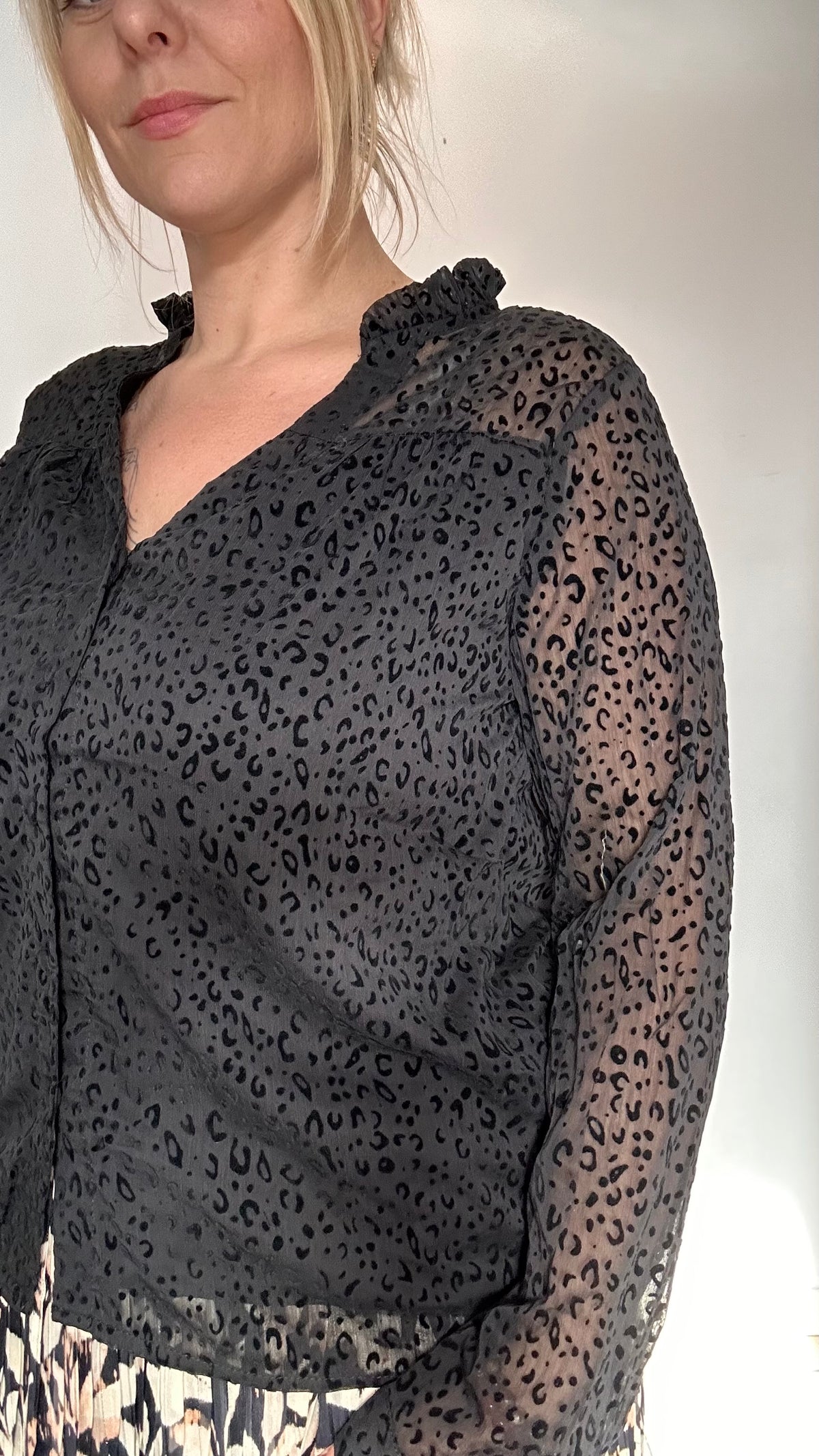 Chemise effet velours et une petite touche léopard. 🐆