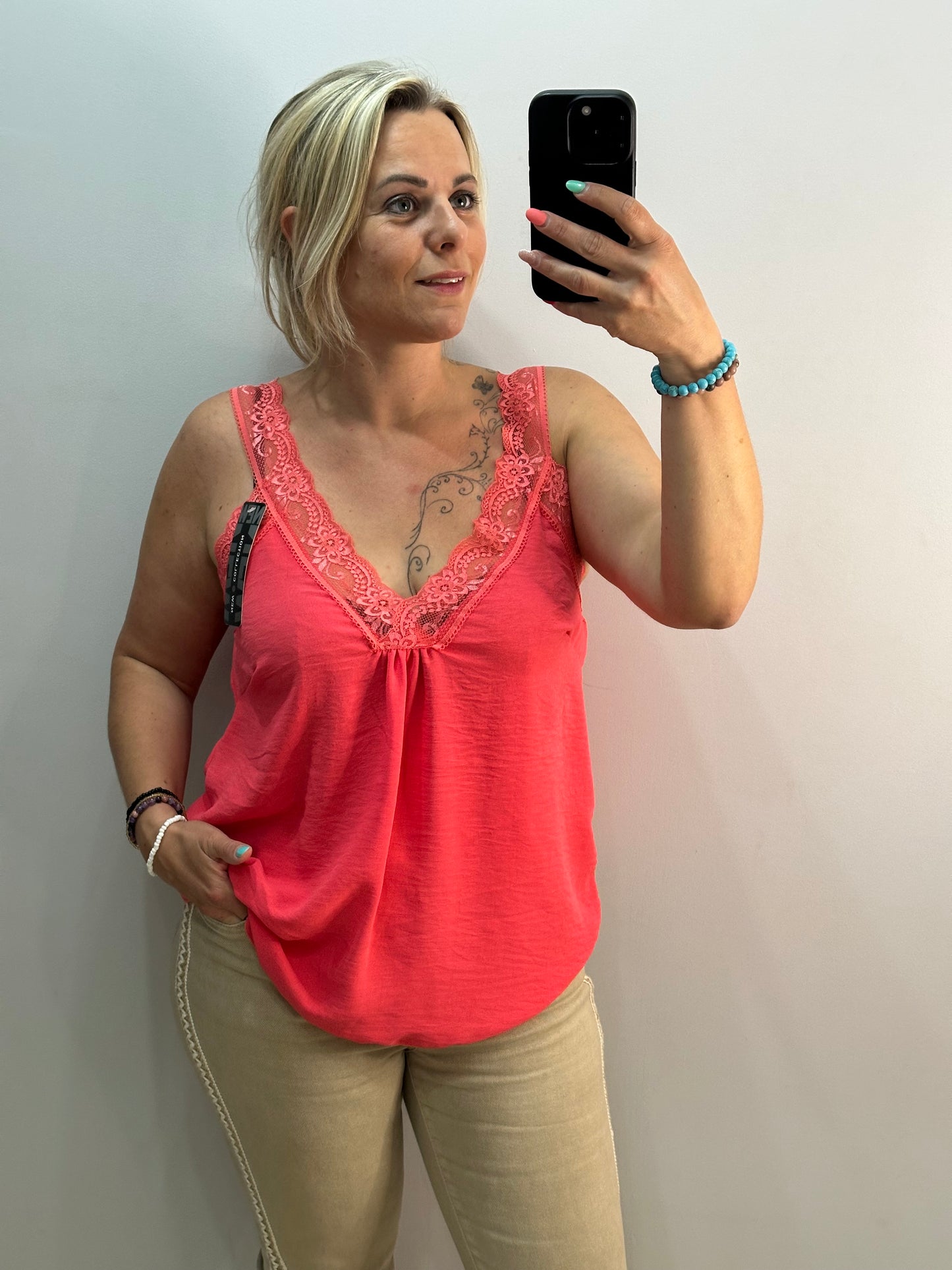 Top fluide en dentelle