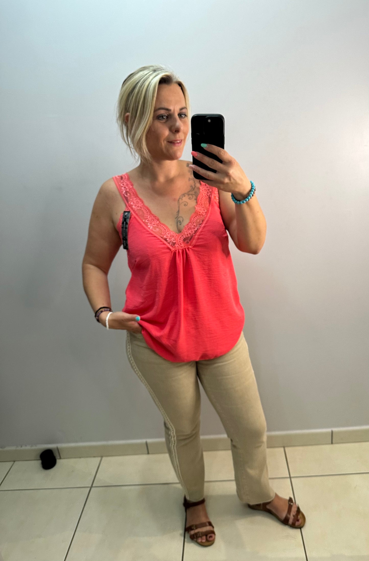 Top fluide en dentelle