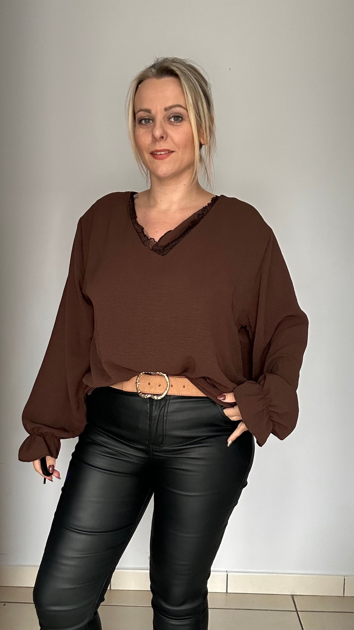 Blouse élégante bordée de dentelle ✨
