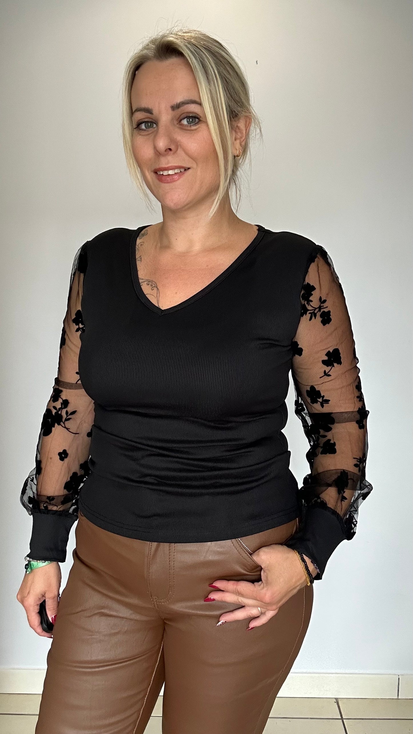 Top chic et élégant avec 
manches dentelles