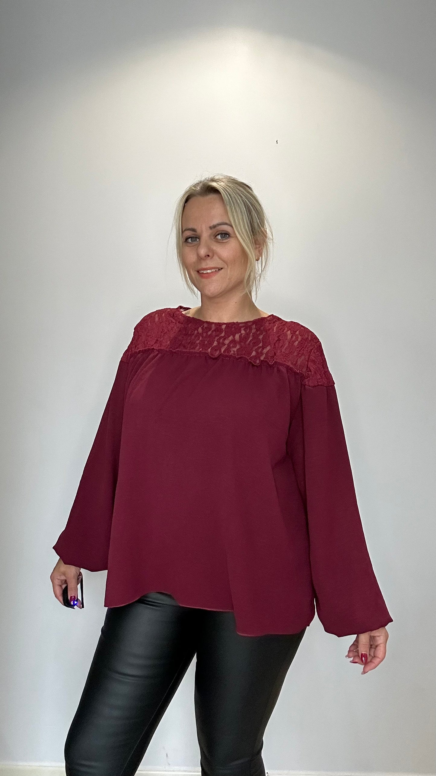 Nouvelle blouse dentelle bordeaux 🍷
