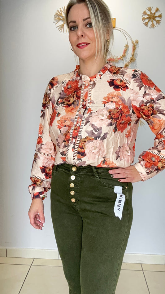 Blouse fleurie élégante et romantique