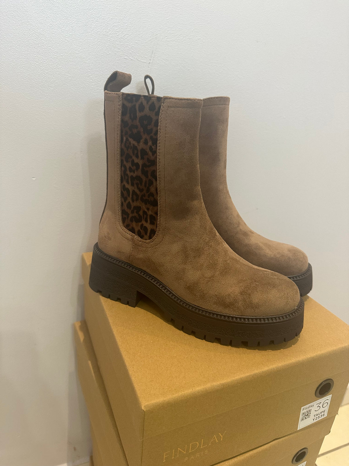 Bottines taupe avec touche léopard 🐆 (Copie)