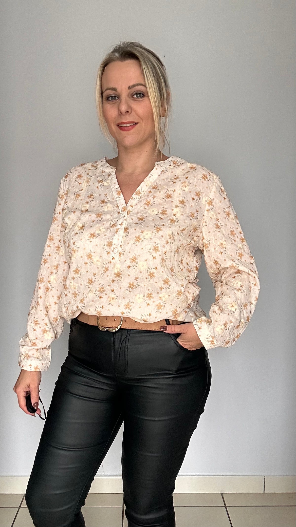 Blouse brodée beige