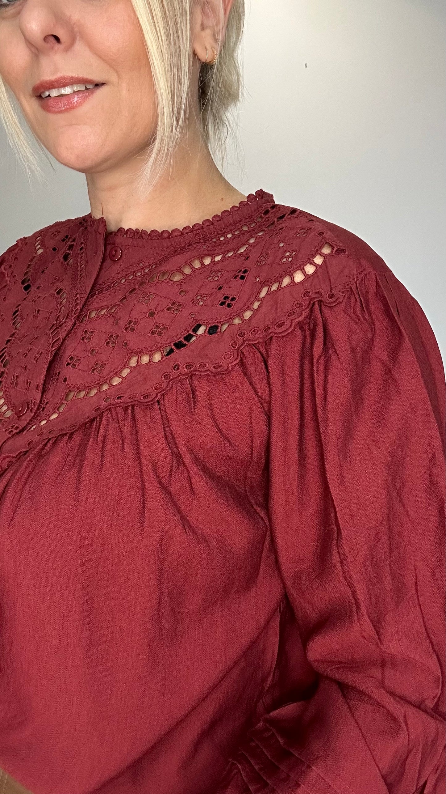 Blouse bordeaux avec détail au col ❤️