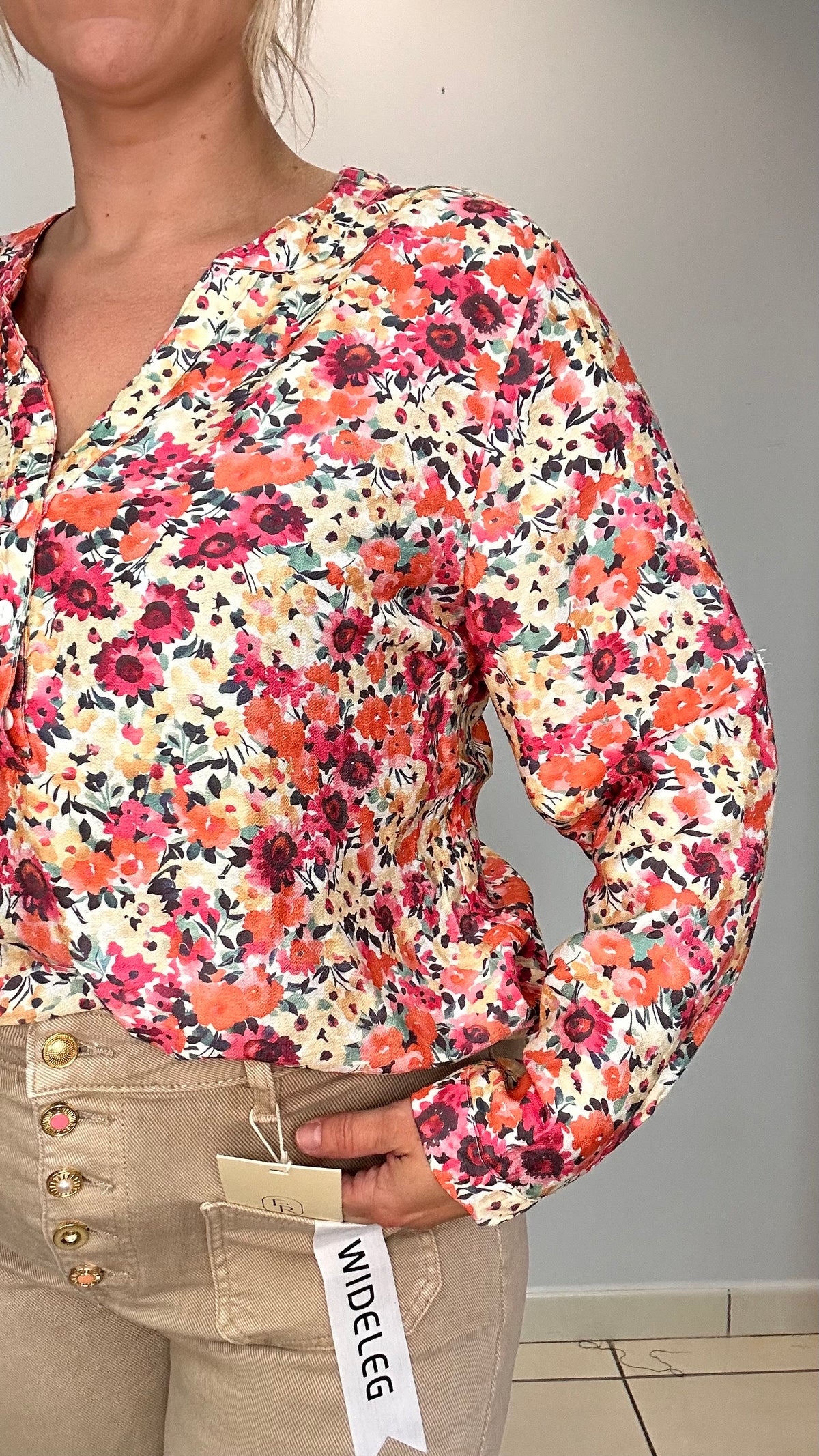 🌸 Blouse fleurie sur fond écru