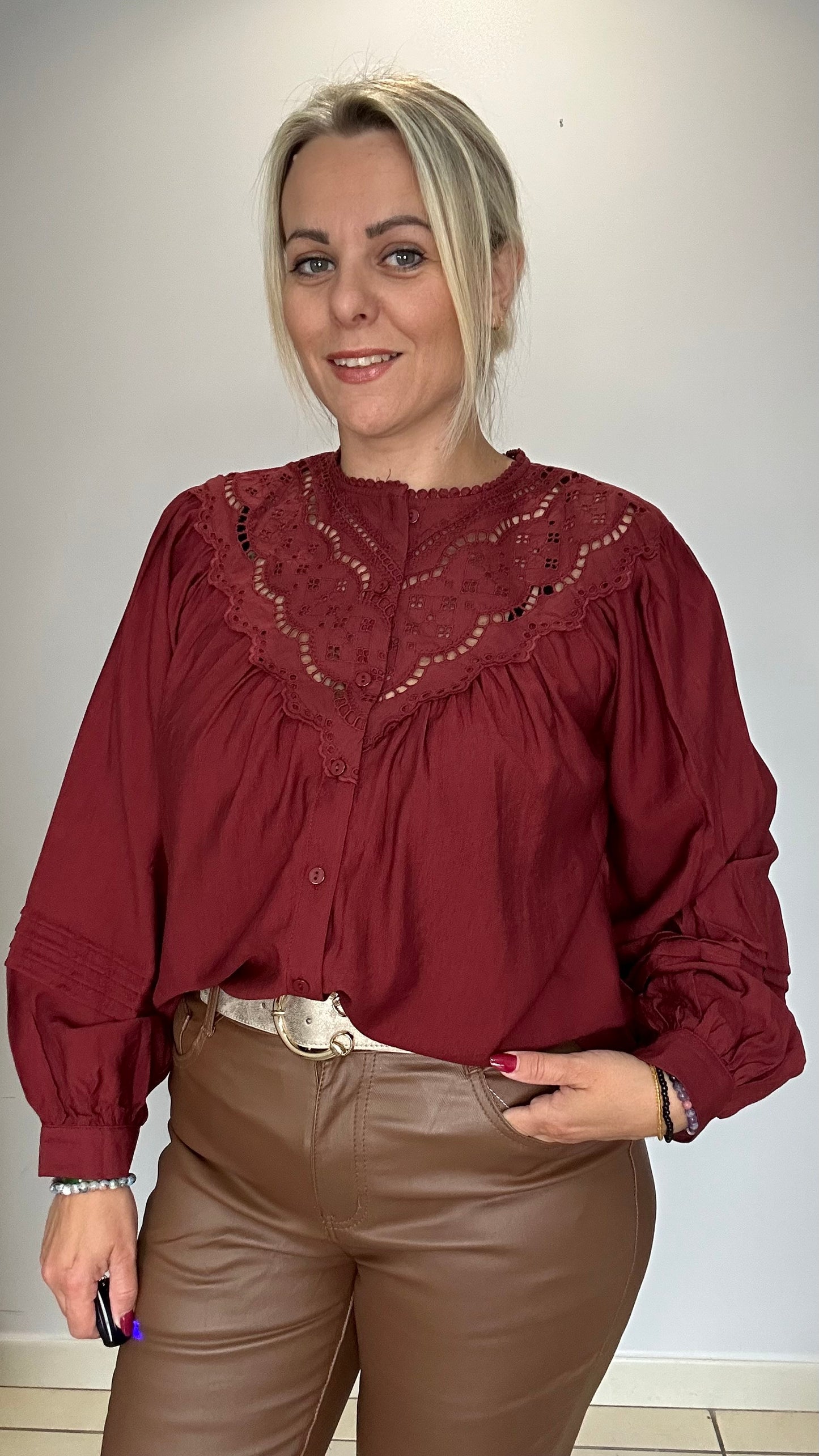 Blouse bordeaux avec détail au col ❤️