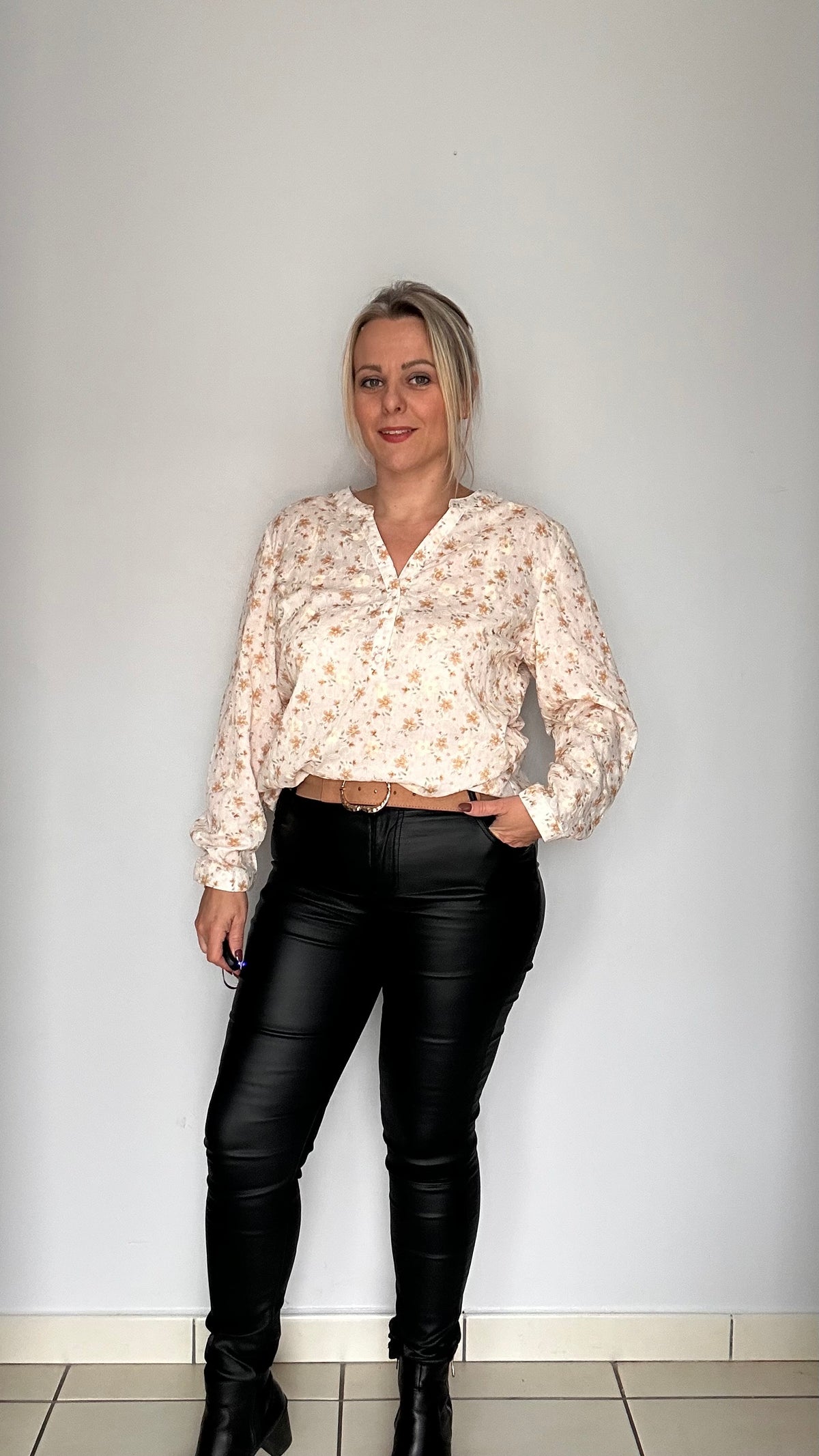Blouse brodée beige
