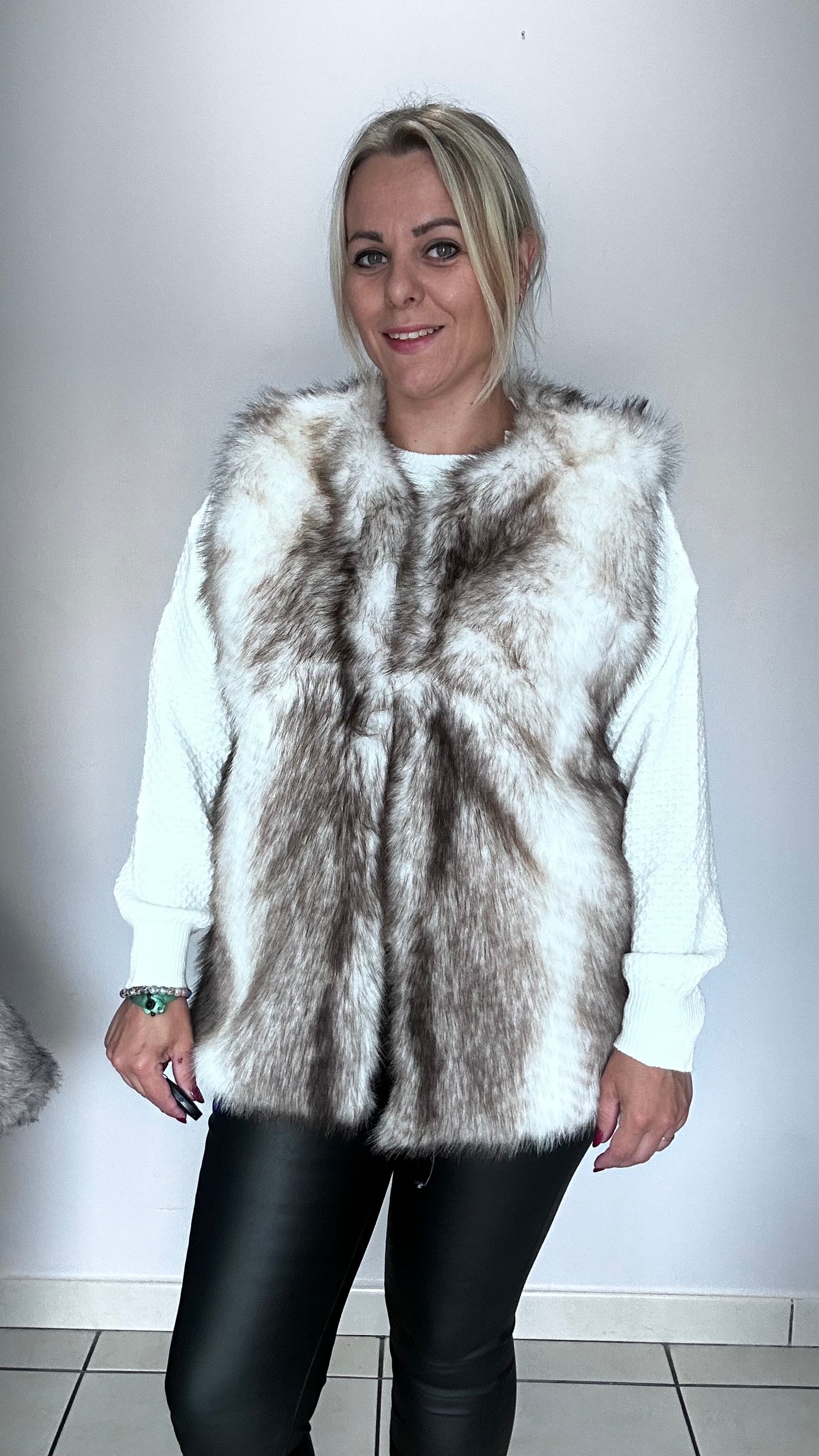 🐆 Gilet long foncé en fausse fourrure