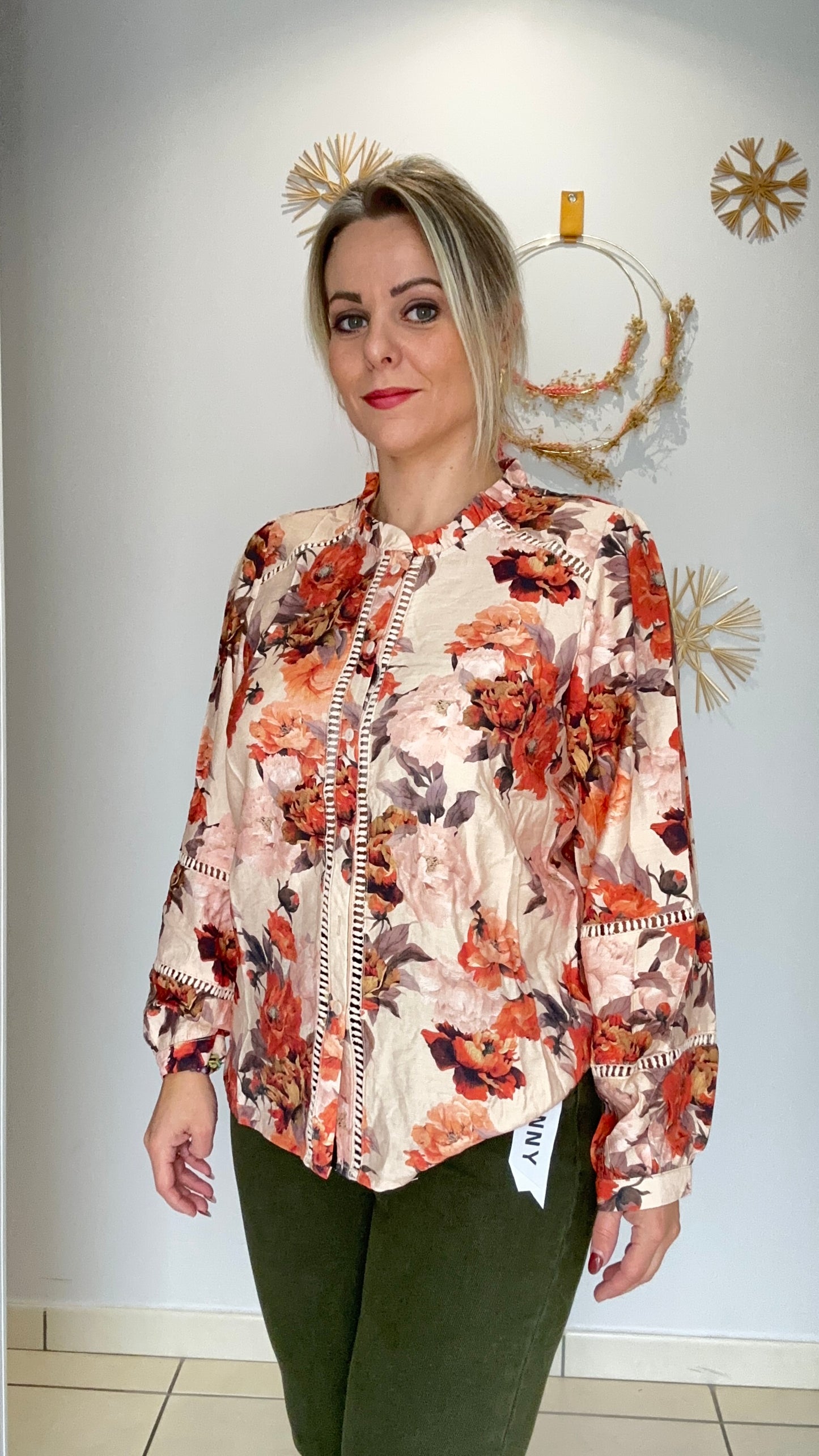 Blouse fleurie élégante et romantique