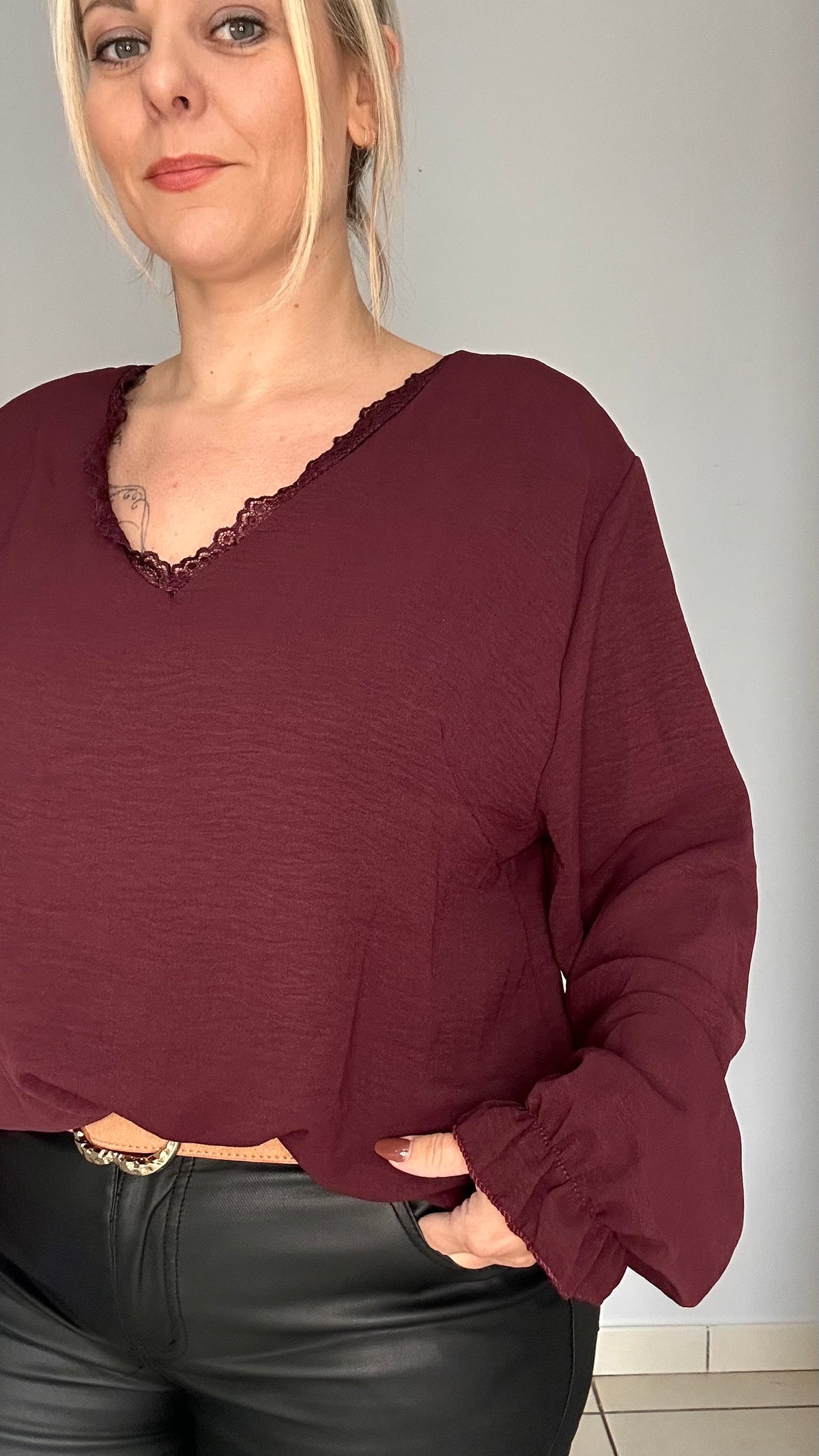 Blouse élégante bordée de dentelle ✨