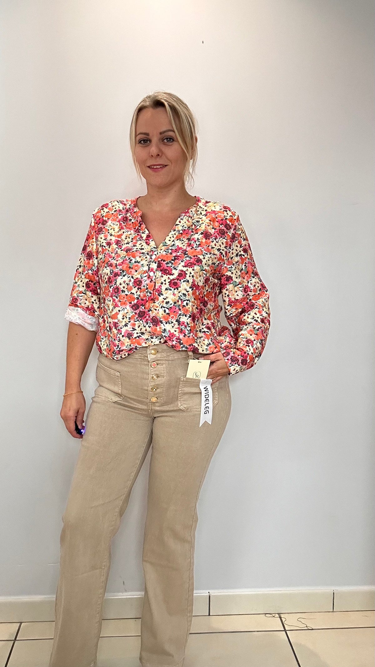 🌸 Blouse fleurie sur fond écru