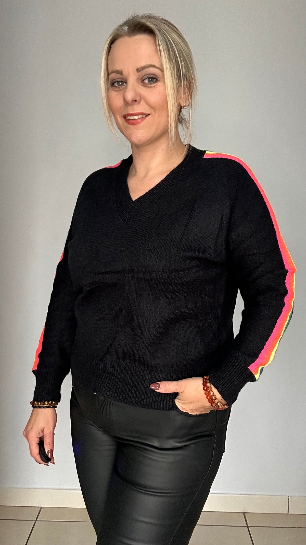 Pull noir col V à manches colorées 🖤
