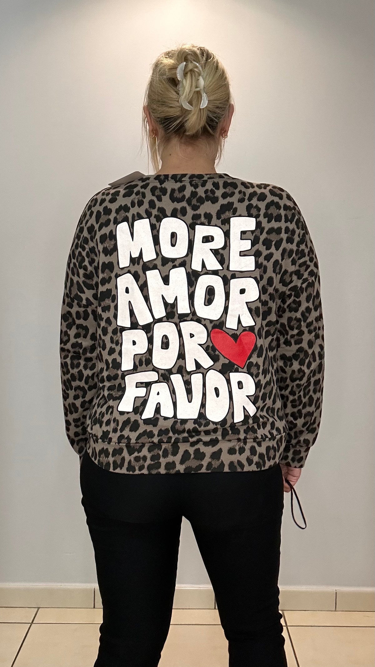 Sweat léopard « More Amor Por Favor » 🐆