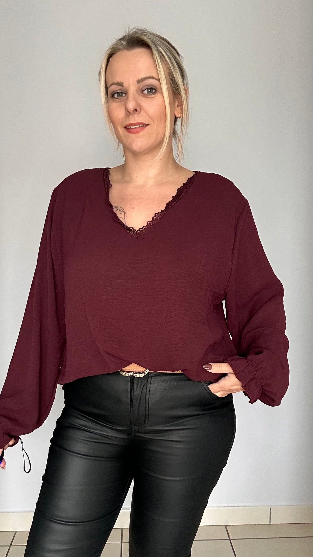 Blouse élégante bordée de dentelle ✨