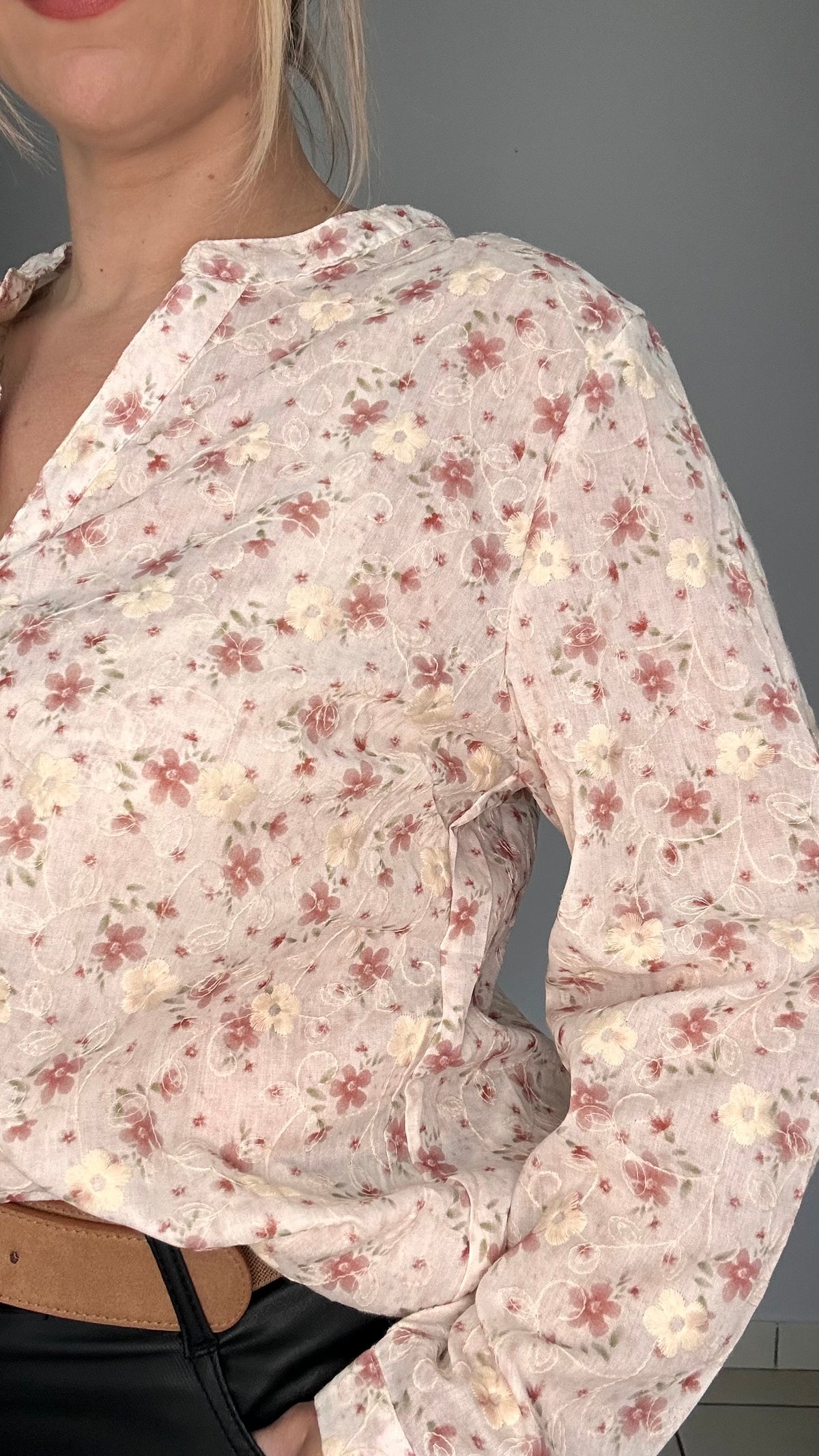 Blouse brodée rose