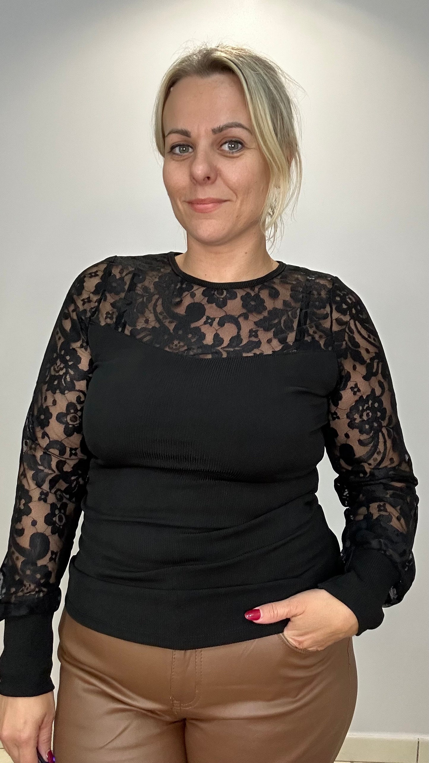 Top raffiné en dentelle