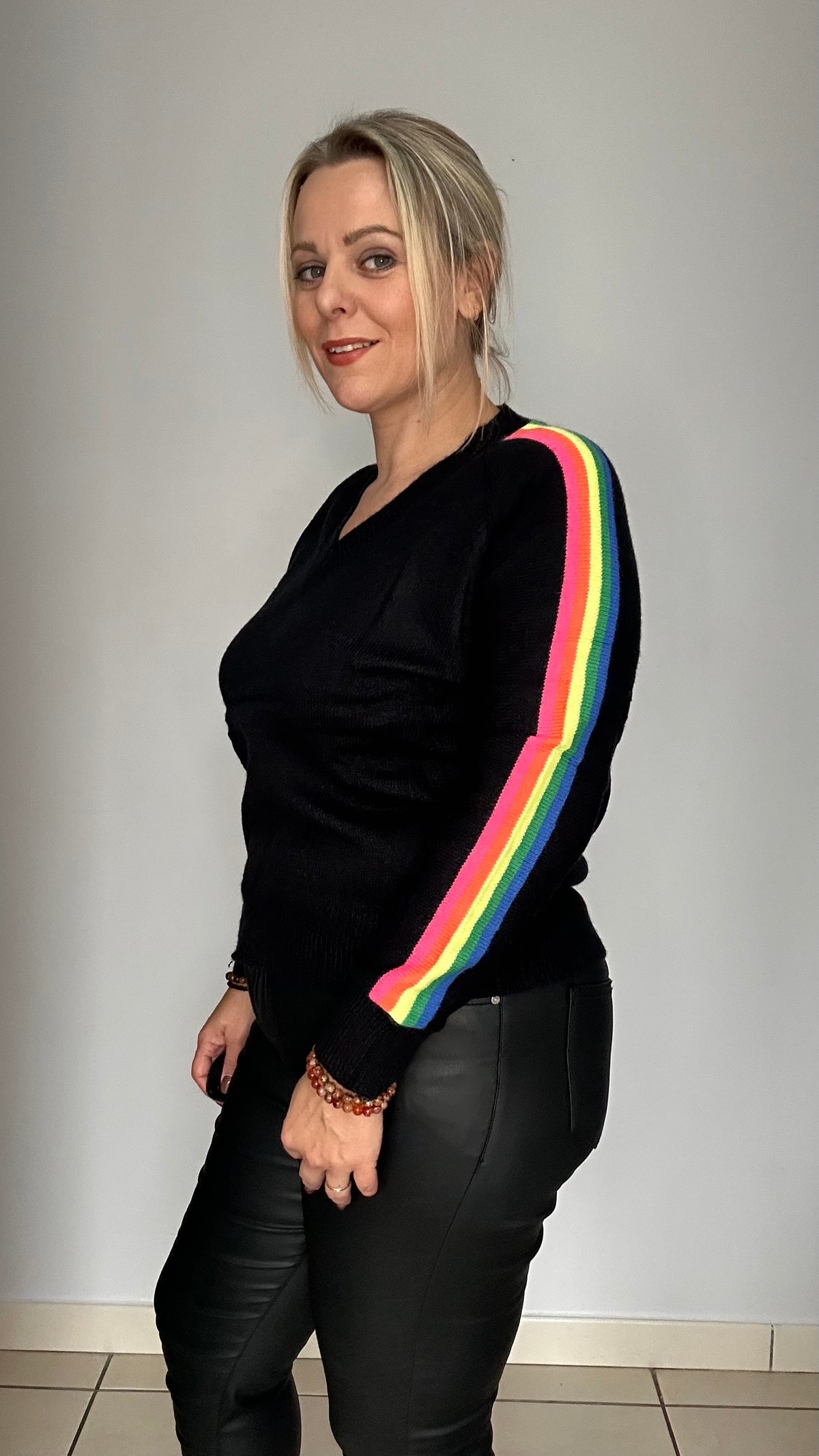 Pull noir col V à manches colorées 🖤