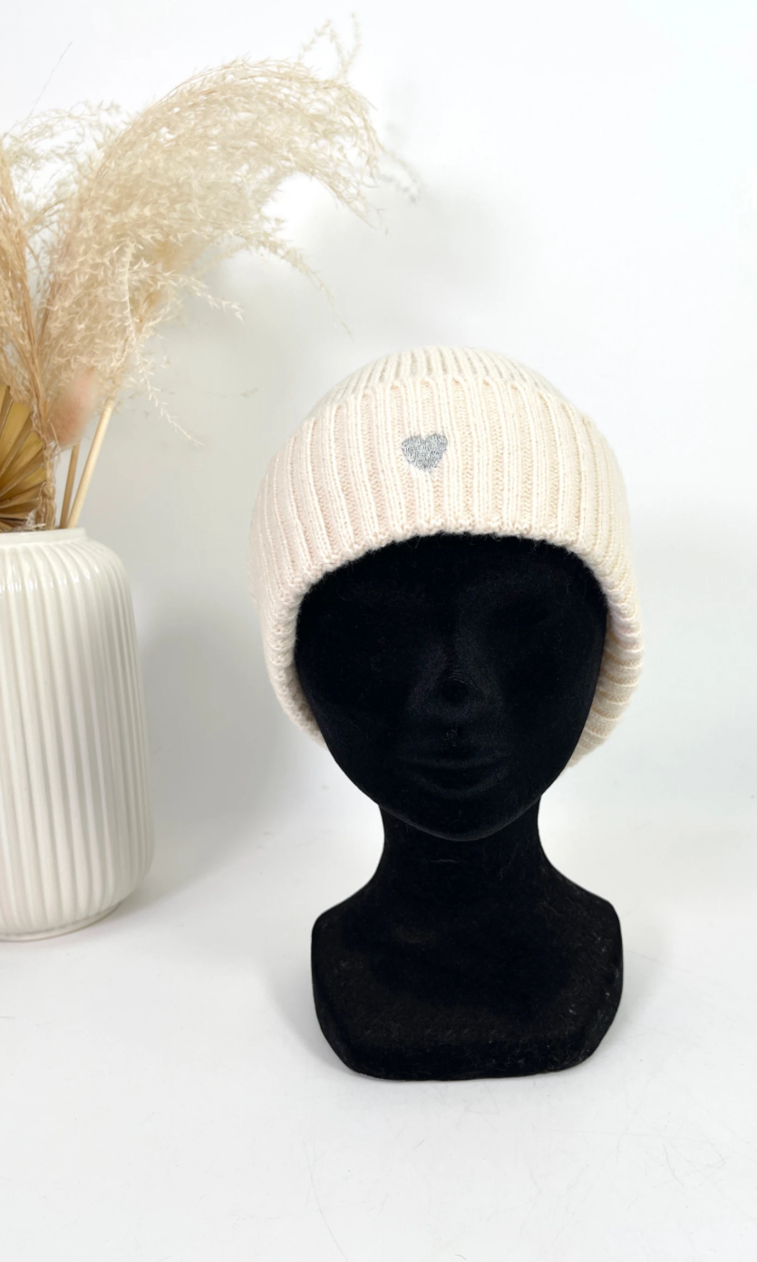 BONNET AVEC SA SIGNATURE EN PETIT CŒUR BRODÉ